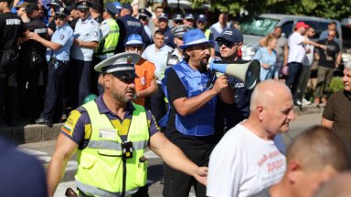 Протест в Кресна спря движението по пътя от и за Гърция, задръстването е километрично (снимки)