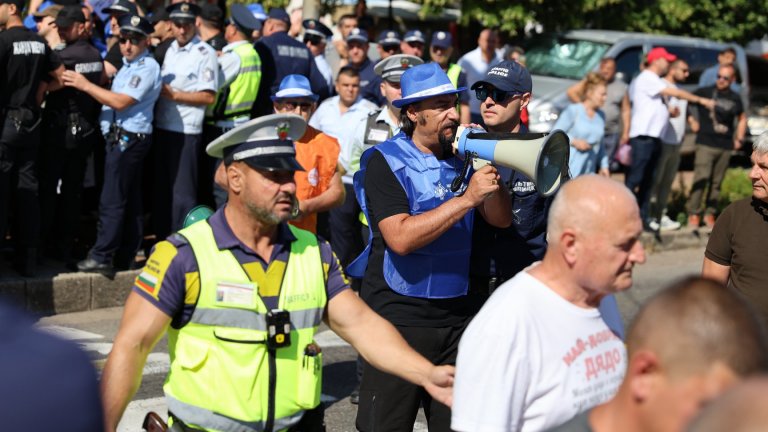 Протест в Кресна спря движението по пътя от и за Гърция, задръстването е километрично (снимки)