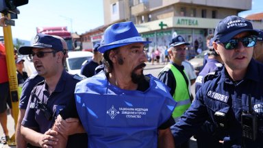 в Кресна е прекратен Полицията е арестувала двама души Единият