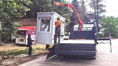 Служители на Столичната община затвориха парк Врана след като вчера