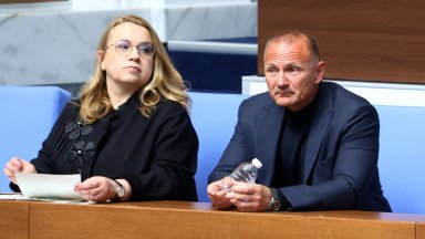 При обиските в домовете на Росен Христов и Деница Златева са иззети големи суми пари