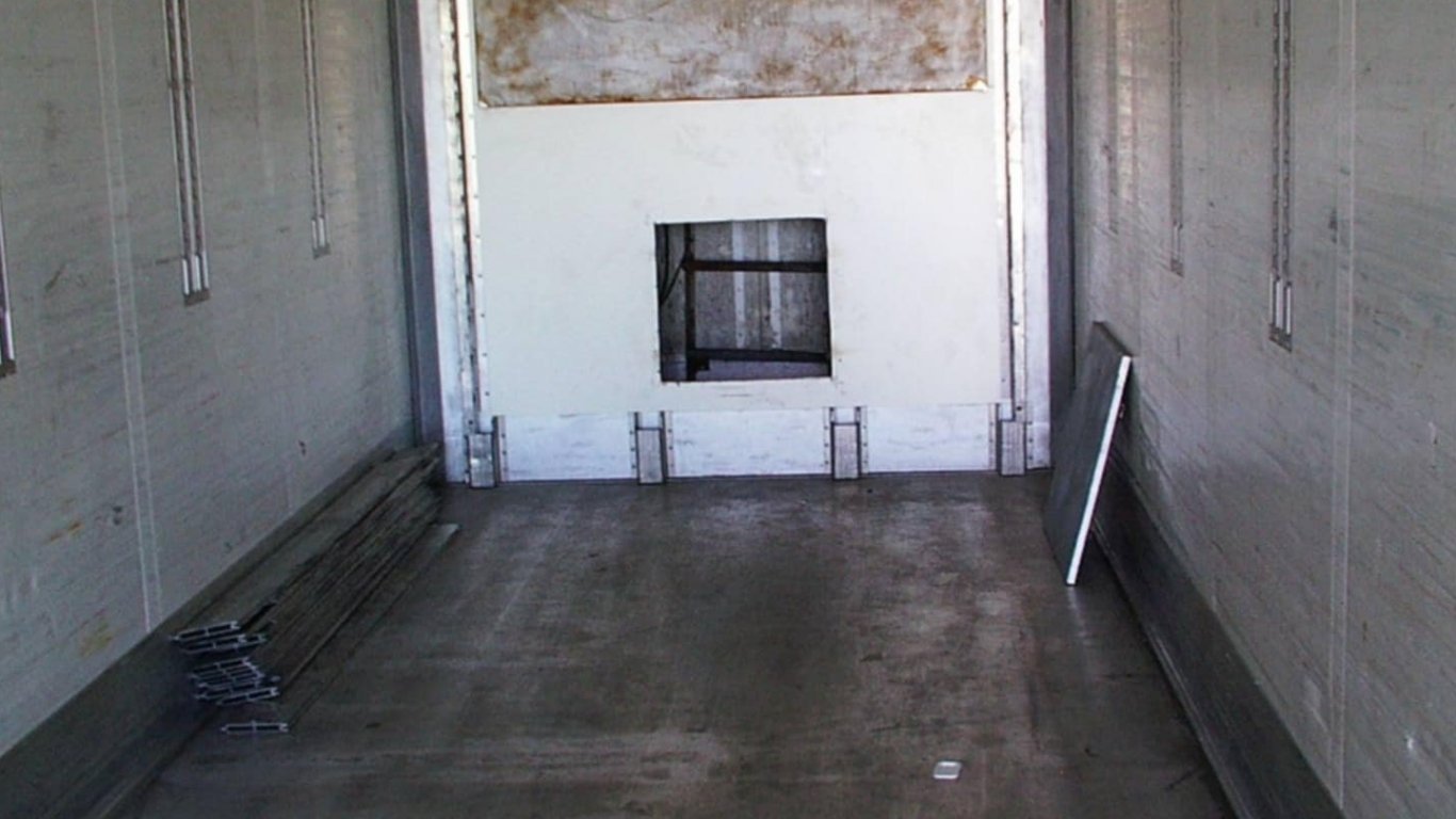 Гранични полицаи в Русе откриха 16 иракчани в тайник в хладилен камион (снимки)