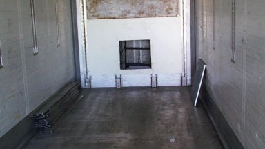 16 мигранти са били открити в тайник в хладилен камион