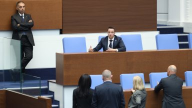 Заради боя преди месец: Божанков окупира трибуната в НС, за да не води заседанието Цончо Ганев