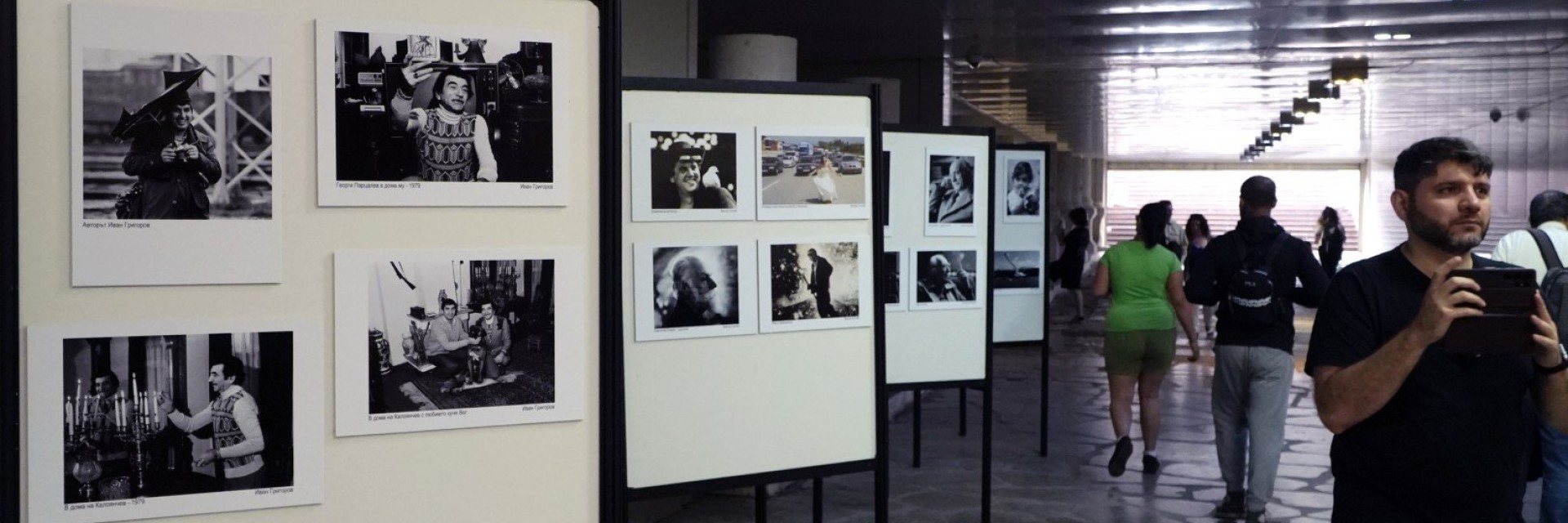 Изложбата "Професия фоторепортер за цял живот" - аналоговата ера поздравява цифровата ера