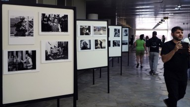 Изложбата "Професия фоторепортер за цял живот" - аналоговата ера поздравява цифровата ера