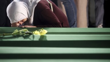 30 г. след клането в Сребреница: Погребват 7 жертви, над 1000 души все още са в неизвестност (снимки)