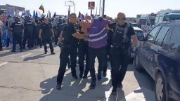 Стотици полицаи спряха блокада на АМ "Тракия", задържаха вицепрезидента на КНСБ (видео/снимки)