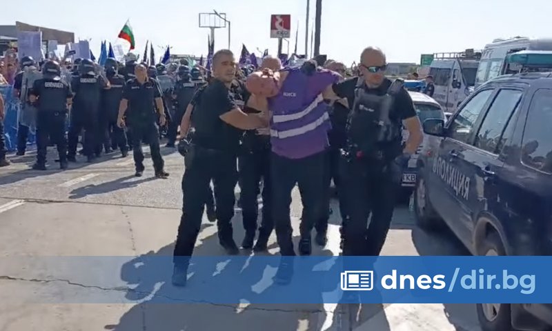 Още имам синини от тази близка среща с полицията -