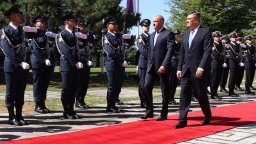 Със специална военна церемония посрещнаха Румен Радев в Загреб (снимки)