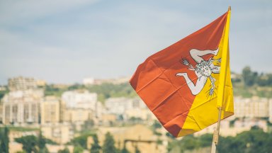 Флагът на Сицилия: Легенди и значения
