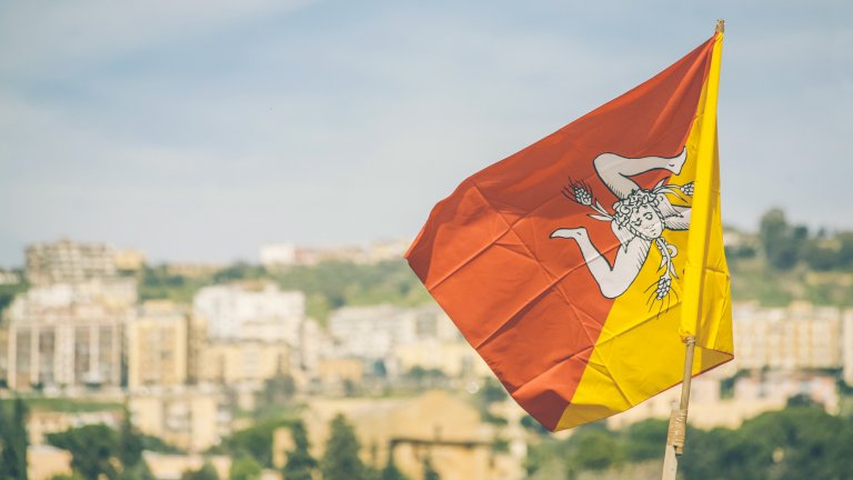 Флагът на Сицилия: Легенди и значения