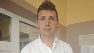 Двама маскирани мъже с качулки черни ръкавици и с бухалки