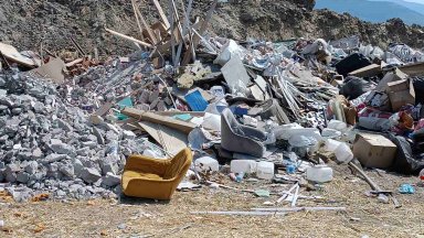 Нерегламентирано депониране на отпадъци е установено в землището на с