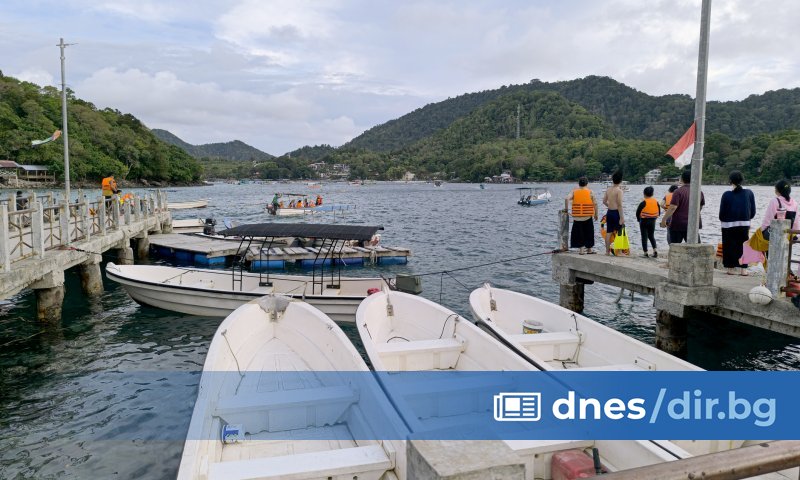 Най-малко 11 души са в неизвестност след потъването на лодка