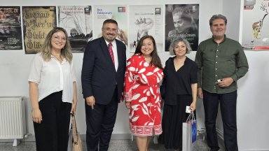Изложба от афиши на български пиеси и представянето на новия кореспондент на БТА събра в Анкара огромен брой гости 