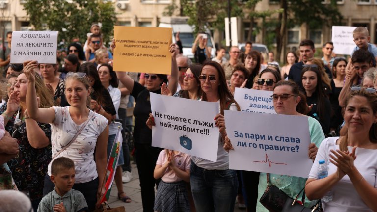 Протест и контрапротест пред "Майчин дом" след сигнала за шамари и обиди (снимки)