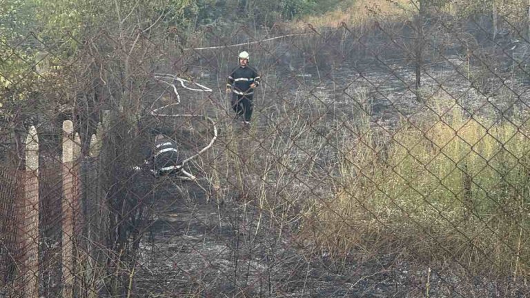 Пожар във вилната зона на Харманли, огънят унищожи къща и лозя 