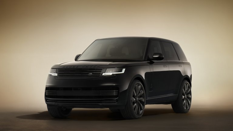Range Rover SV Black впечатлява с наситеното черно излъчване