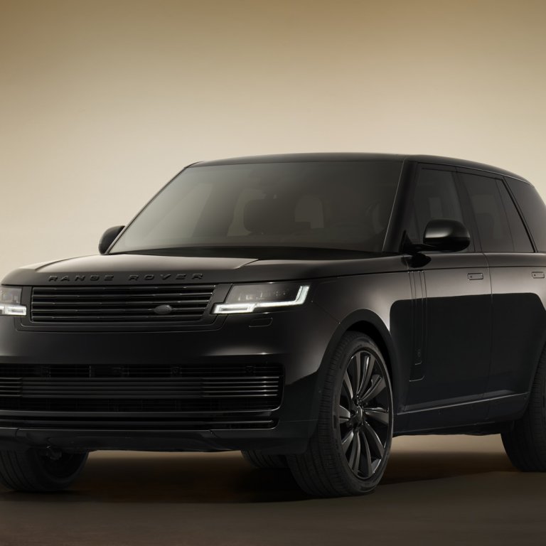 Range Rover SV Black впечатлява с наситеното си черно излъчване