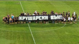 Скандал в Пловдив: Фенове на Локомотив прекратиха контрола с плакати срещу собственика