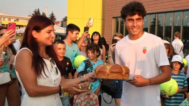 Страхотно посрещане за шампиона ни от "Уимбълдън" във Варна. Той донесе трофея в сака си