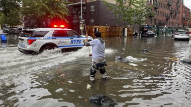 Силни бури връхлетяха района на Ню Йорк миналата нощ като