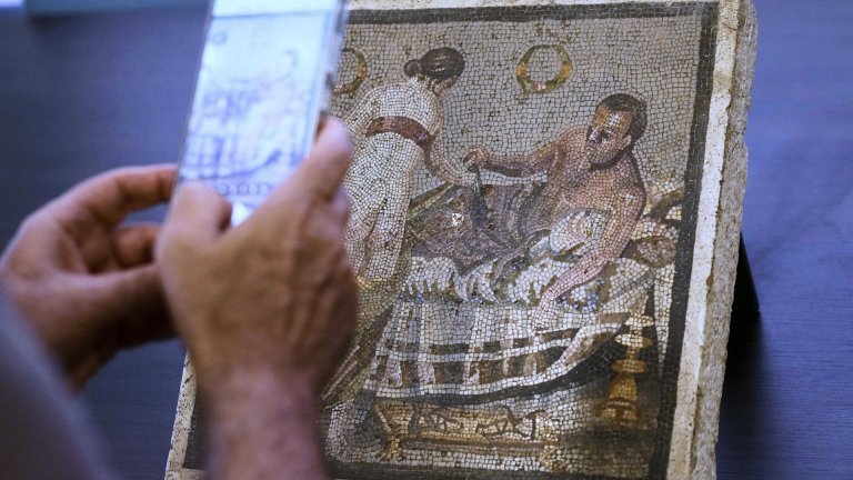 Римска мозайка с еротична сцена, открадната по време на Втората световна война, се завърна в Помпей