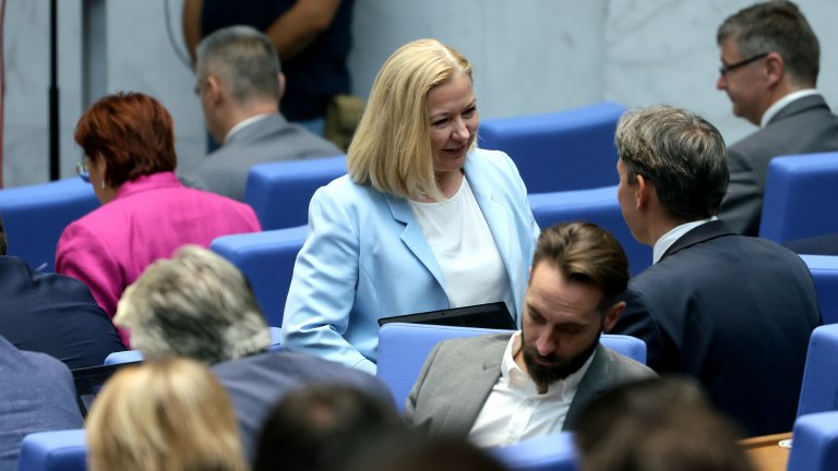 Надежда Йорданова и Скопие са гласували срещу отпадането на мониторинга за България