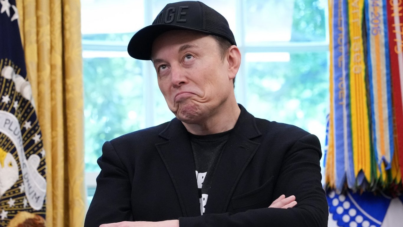 Американският милиардер Илон Мъск влезе в остър публичен конфликт с