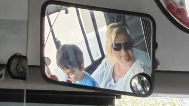 Водачка на тролейбус от столичния Градски транспорт която бе заснета