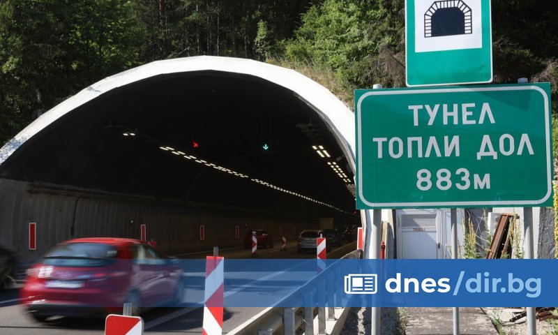 Движението в тунелите Правешки ханове и Топли дол на АМ