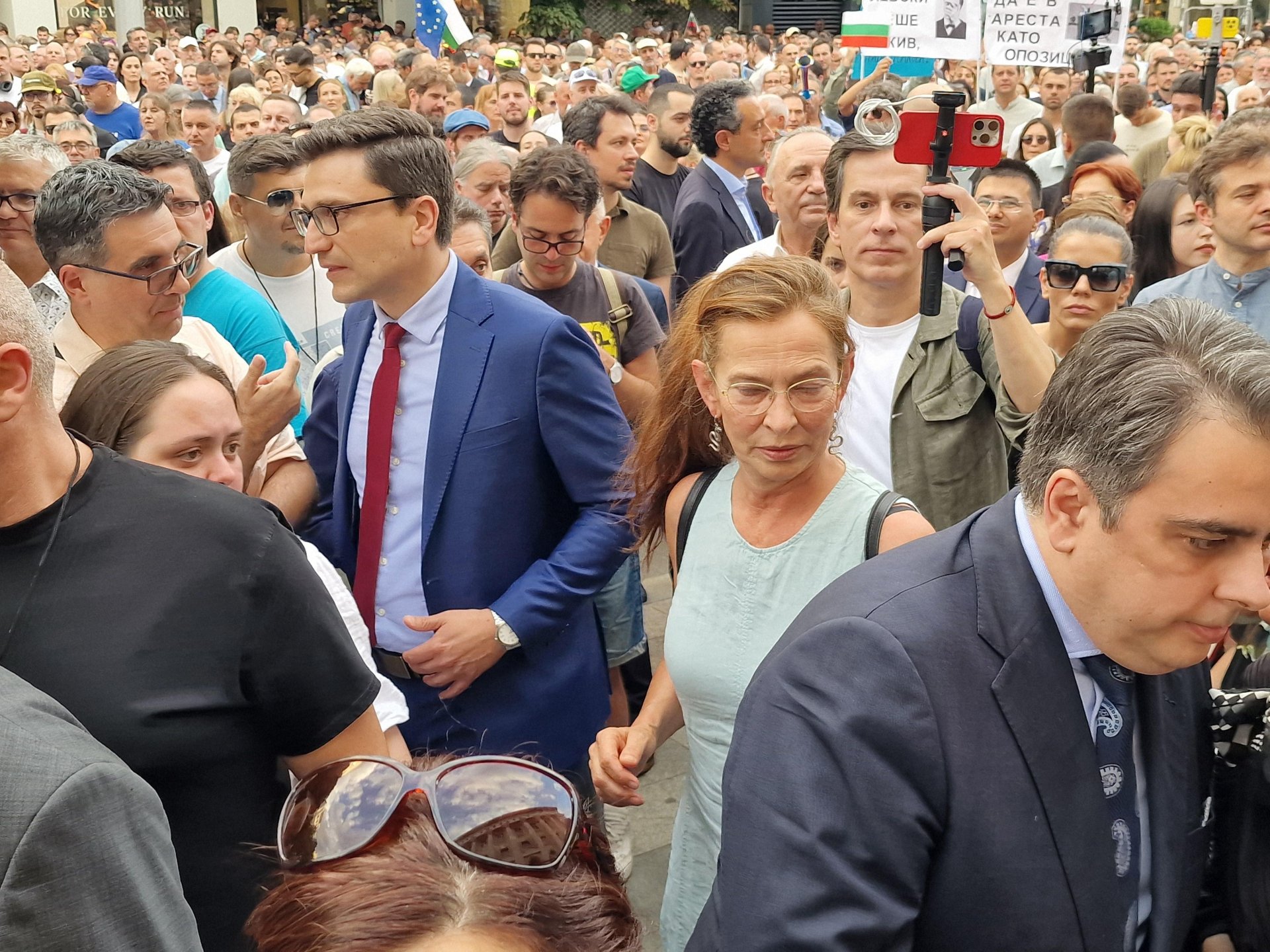 Германската посланичка с Асен Василев и Венко Сабрутев от ПП на протеста на "Правосъдие за всеки"