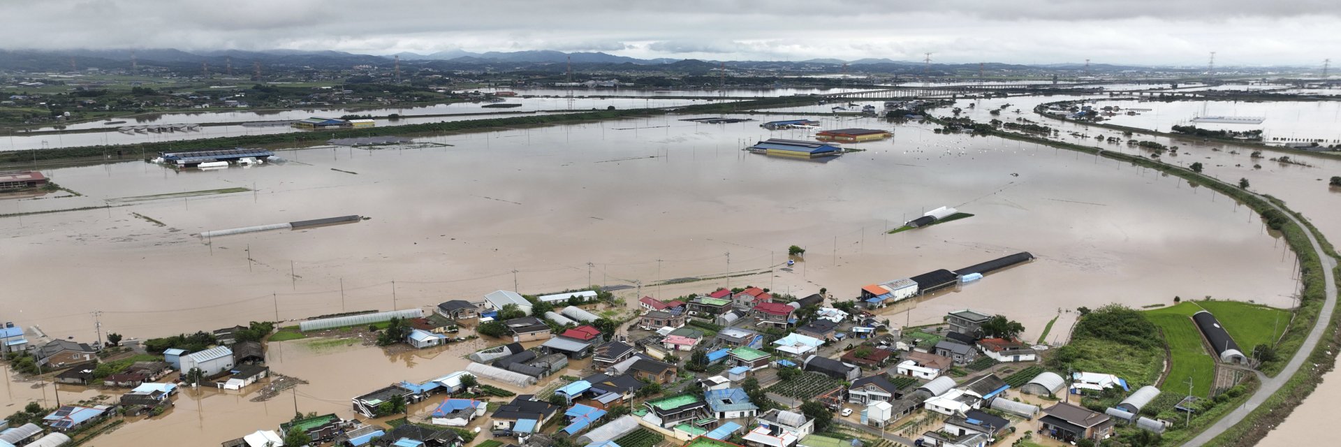 Наводнения, срутени сгради и над 160 жертви след проливни дъждове в Южна Корея и Пакистан