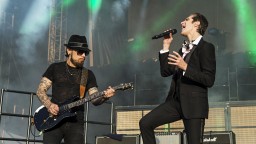 Музикантите от Jane's Addiction се съдят помежду си заради сбиване на сцената, довело до отмяна на турнето