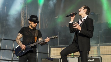 Музикантите от Jane's Addiction се съдят помежду си заради сбиване на сцената, довело до отмяна на турнето