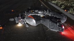 Трима мотористи са в болница след нощен верижен сблъсък помежду им в Бургас