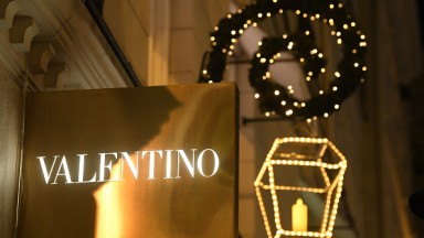 Обмислят продажбата на модна къща Valentino
