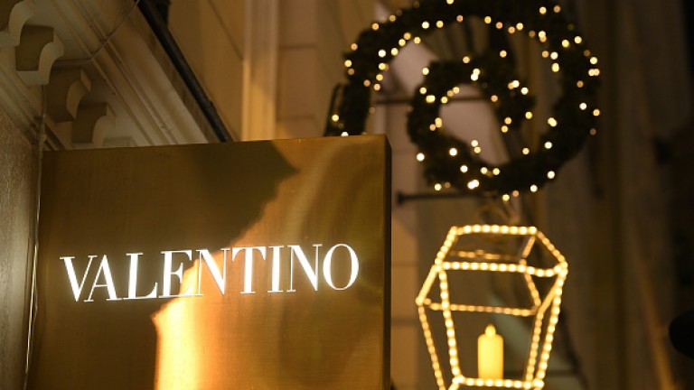 Обмислят продажбата на модна къща Valentino