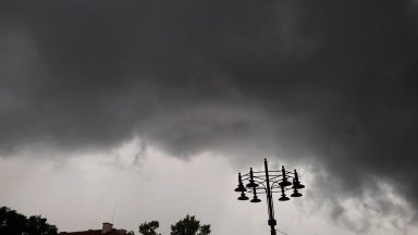 Мълния подпали три постройки в Лозница