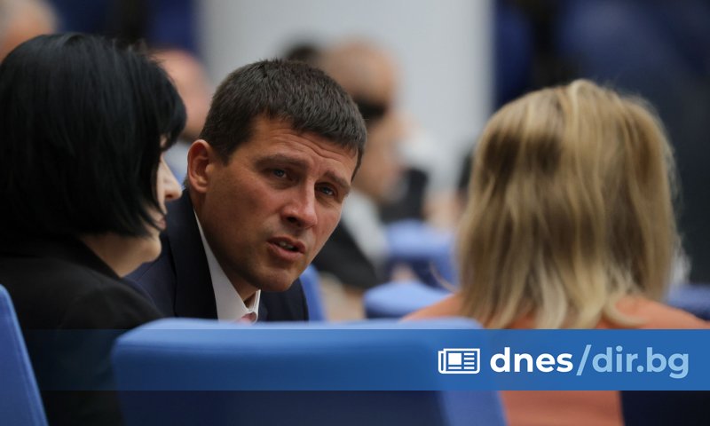 ПарламентътВеличие внесе искането си до президента и редица институции за