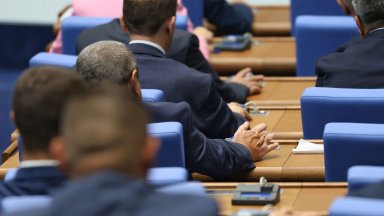 Депутатите приеха таксата за платено обучение на студентите да бъде намалена с 40%