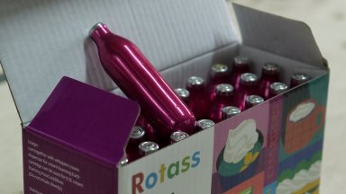 Полицията иззе 54 палета с райски газ от складове в