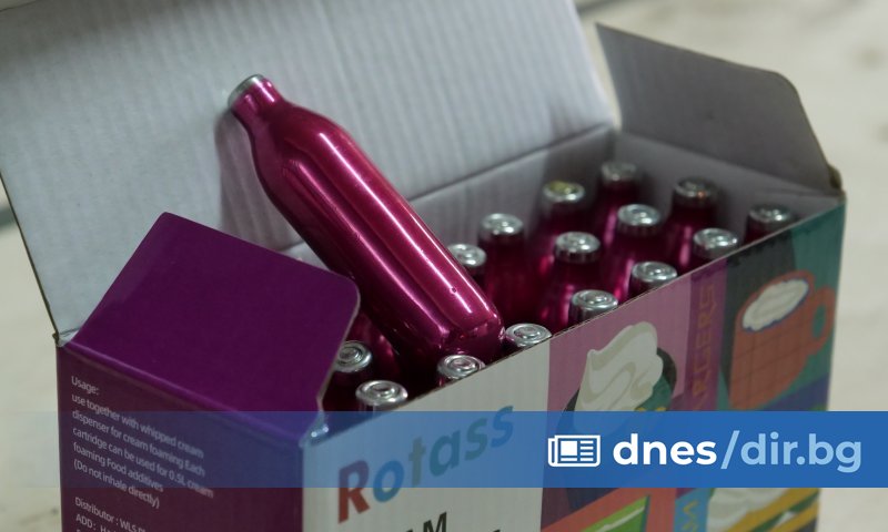 Над 650 флакона с са открити в паркиран бус пред