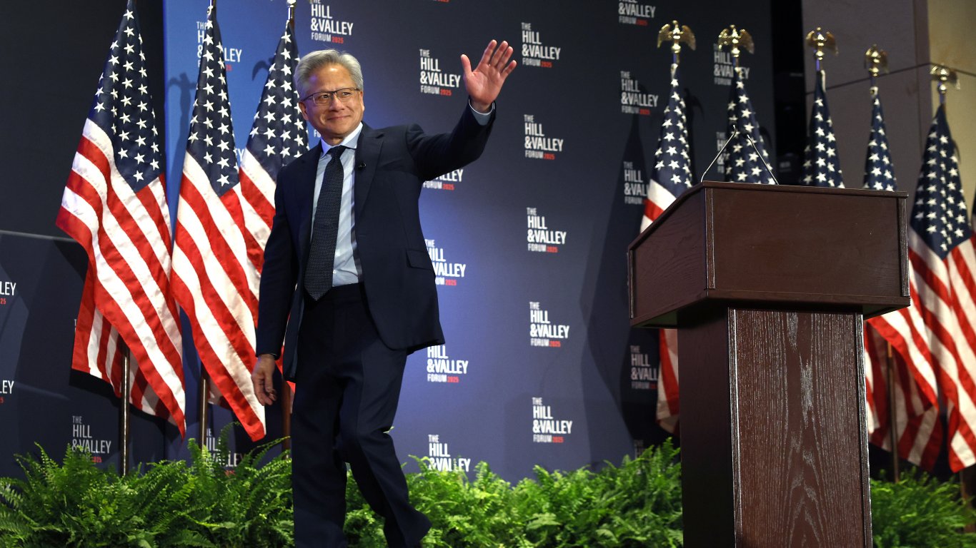 Изпълнителният директор на Nvidia призова за ограничаване на износа на най-мощните AI чипове за Китай