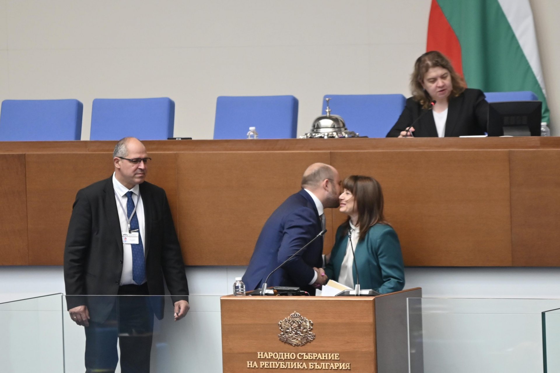 Министърът на правосъдието Георги Георгиев разцелува новия омбудсман веднага след клетвата