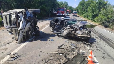 Тежка катастрофа е станала на пътя Шумен Карнобат край Смядово съобщиха