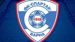 Треньор без виза и забрана за нови играчи: Хаосът в Спартак е пълен