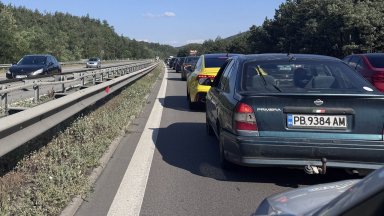Верижна катастрофа затруднява движението по автомагистрала Тракия в района между