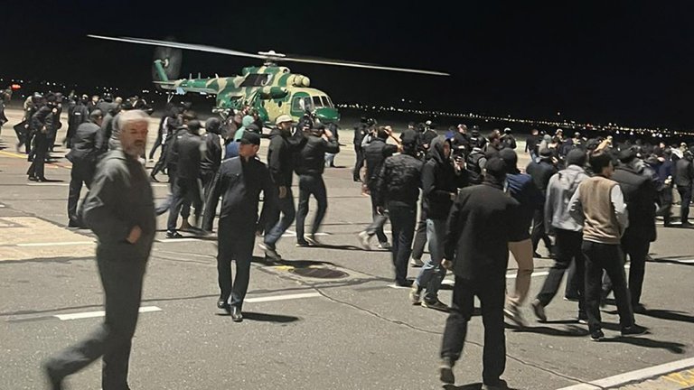 Над 130 участници в антиизраелски протест на летище в Дагестан бяха осъдени на между 6,5 до 15 години затвор